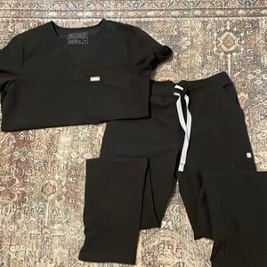 FIGS Black scrub set